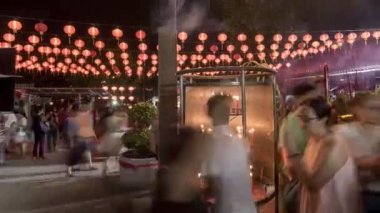 Bayan Lepas, Penang / Malezya - 20 Şubat 2018: Çin tapınağına katılan Çinli dindarlar kırmızı mum ve tütsü yaktı.