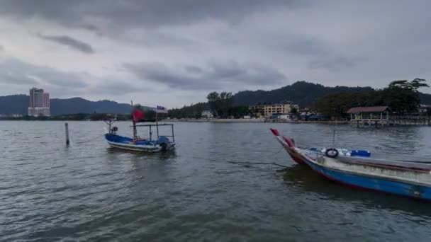 Джорджтаун Пенанг Малайзия Марта 2018 Двигающаяся Лодка Timelapse Телук Кумбар — стоковое видео