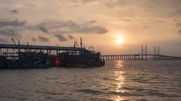 ジョージタウン ペナン マレーシア 2018年3月28日 バトゥマウンの漁師桟橋でのタイムラプス日の出ペナン第二橋 — ストック動画