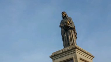 Bukit Mertajam, Penang / Malezya - 11 Nisan 2018: Timelapse St Anne heykeli ve mavi gökyüzü.