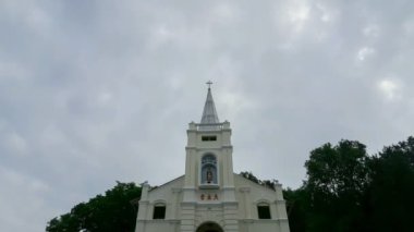 Bukit Mertajam, Penang / Malezya - 16 Mayıs 2018: Bulutlu bir günde Zaman Çizelgesi St. Anne Kilisesi.