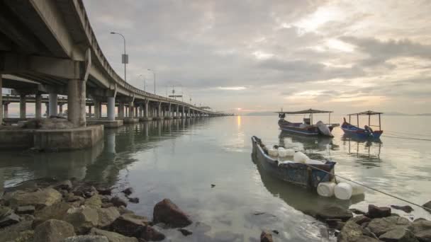 ジョージタウン ペナン マレーシア 2018年10月17日 ペナン橋の下でのタイムラプス日の出ボート — ストック動画