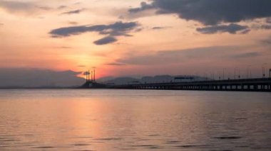 Georgetown, Penang / Malezya - 23 Ekim 2018: Penang Köprüsü 'nde gündoğumu sabahı yumurta sarısı.