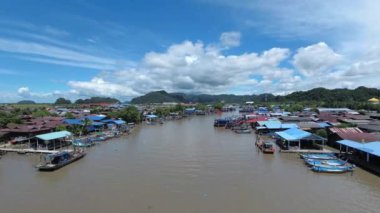 Kuala Perlis, Perlis / Malezya - 24 Ekim 2018: Kuala Perlis Jetty 'de güneşli bir gün. Balıkçı teknesi ve gemisi Perlis Nehri 'nden geçiyor..