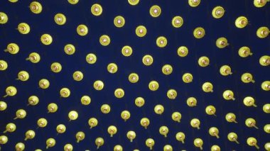 Mavi saat içinde sarı Çin feneri. Vejetaryen festivallerinin kutlanması, Dokuz İmparator Tanrı Festivali.