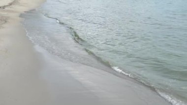 Permatang Tepi Laut, Penang 'da bir plaj. Arka planda sığınak ve kırık köprü var