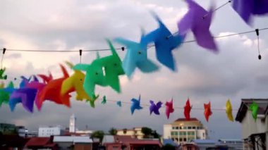 Spiral gökkuşağı rüzgar oyuncağı rüzgarla savruluyor