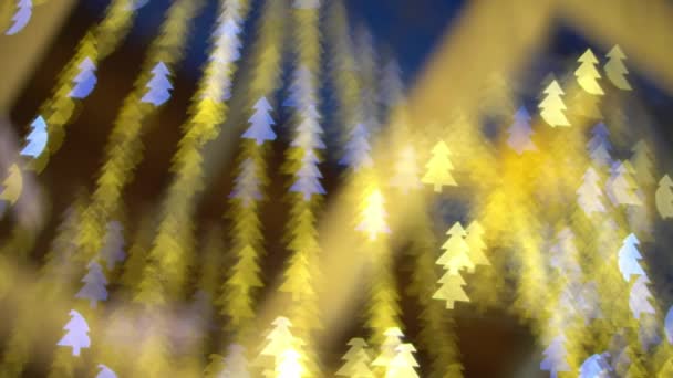 Panning Kerstboom Bokeh Achtergrond Flikkeren Kleurrijk Licht Feestelijk Seizoen — Stockvideo