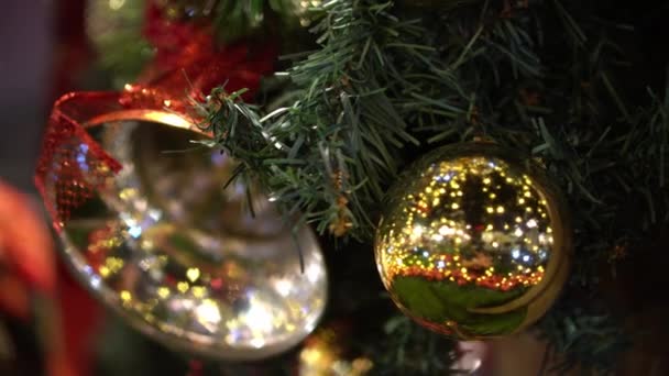 Schitterende Kerstbal Bel Met Liefde Bokeh Achtergrond — Stockvideo