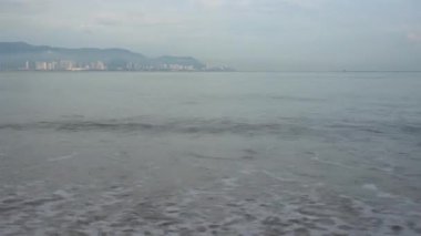 Denizde dalgalı bir sahil. Penang Adası geri döndü..