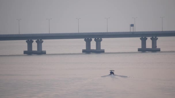 在雾蒙蒙的早晨 一艘船驶向槟城大桥 — 图库视频影像