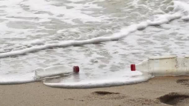 Dos Botellas Plástico Para Beber Playa — Vídeo de stock