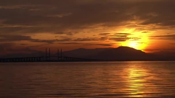 日出时分的槟城大桥轮廓 — 图库视频影像