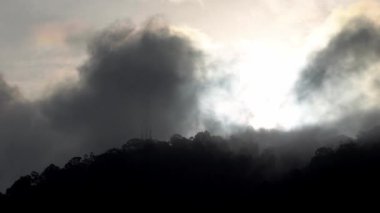 Tepedeki iletişim kulesinin üzerinde sisli bir sabah. Gündoğumu sabahı.