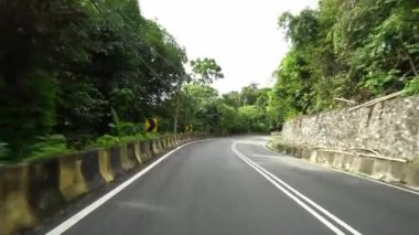 Orman manzaralı POV asfalt yolu.