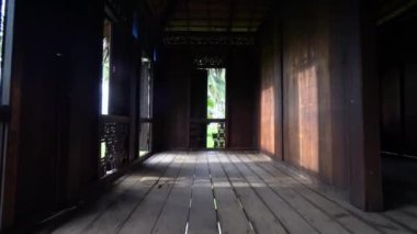 Ahşap Malay Kamp Evi 'nde yürü.