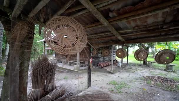 Malaiische Strandbäder Und Kunsthandwerk Aus Kokosnuss — Stockvideo