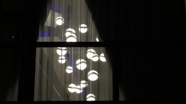 Piękny Widok Dekoracji Wnętrz Lampy Przez Okna Zewnętrzne — Wideo stockowe