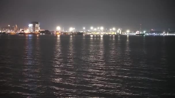 Pov Vista Barco Mueven Mar Fondo Colorido Ciudad Luz — Vídeo de stock
