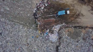 İnsanlar atık boşaltma alanında çalışıyor.