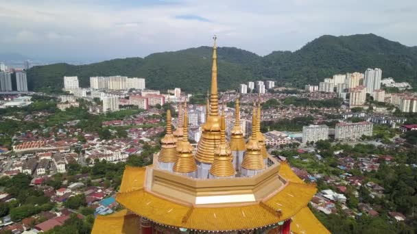 Vista aérea Kuan Yin Deusa do Pavilhão da Misericórdia com fundo Ayer Itam cidade — Vídeo de Stock