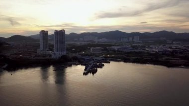 Batu Maung 'un gün batımında deniz manzarası..