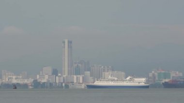 Zaman ayarlı konteynır gemisi ve balıkçı teknesi Penang Denizi 'nde ilerliyor..