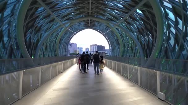 Люди носять маскову прогулянку в тунелі Салома Лінк.. — стокове відео
