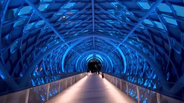 由蓝色隧道在沙洛玛环路步行. — 图库视频影像