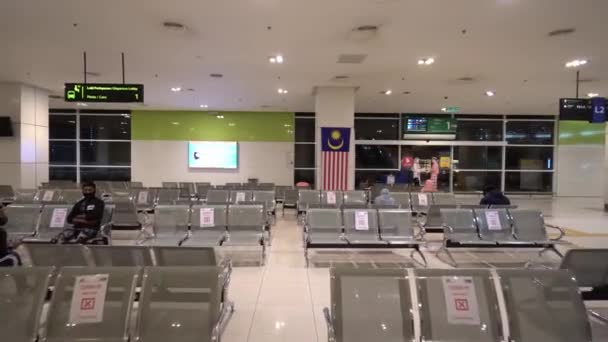 Sosialt avstandsskilt ved styreleder TBS (Terminal Bersepadu Selatan) – stockvideo