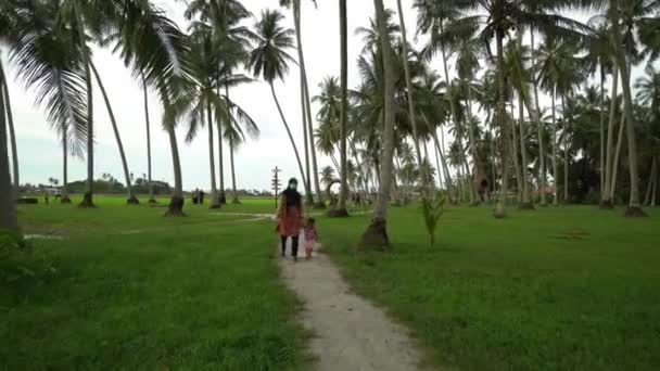 Mamá traer hija visita a eco turismo atracción Kampung Agong. — Vídeo de stock