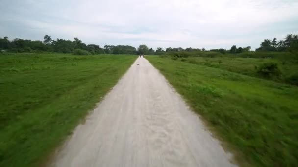 田舎の屋外に移動します。カンプン道路でのサイクリング. — ストック動画