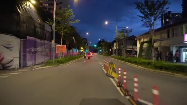 Kör på Jalan Gurdwara på natten. — Stockvideo
