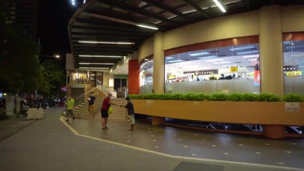 Des gens gentils donnent de l'argent aux pauvres mendient devant le centre commercial. — Video