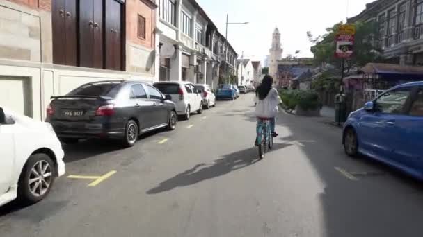 Велосипедист весело провести время исследовать на Кэннон стрит. — стоковое видео