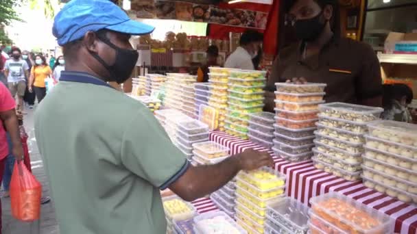 Indian wear mask buy traditional Indian bakery at stall. — Stock Video