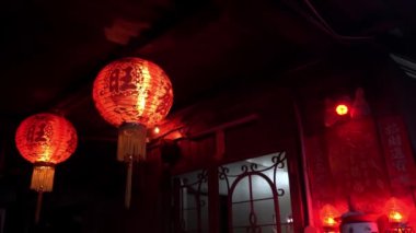 Geleneksel Çin feneri ve avatar Chew Jetty 'deki ahşap evin önünde..