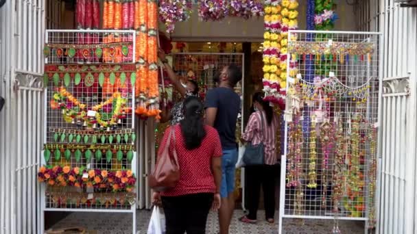 India comprar decoración antes del festival Deepavali en la calle. — Vídeos de Stock