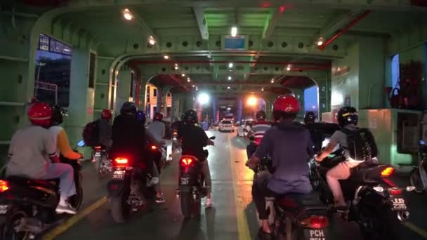 POV följer motorcyklist landstigning Rapid Ferry — Stockvideo