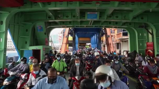 O motociclista embarca no Penang Ferry. Todos usam máscara durante a pandemia — Vídeo de Stock