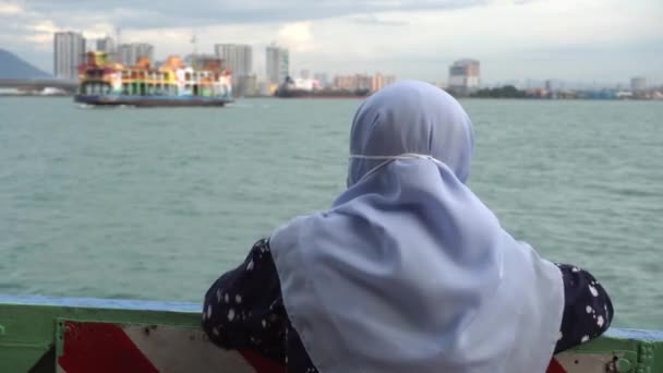 Uma menina muçulmana desfrutar de vista tradicional transporte ferry vela — Vídeo de Stock