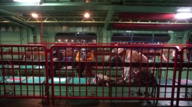 Bir Müslüman sandalyede dua ediyor.