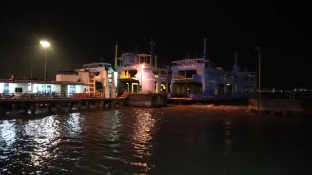 Le premier voyage du service de ferry Penang démarrer le moteur et allumer la lumière — Video