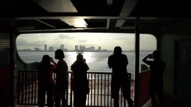 Les passagers du ferry prennent la photo du ferry opposé — Video