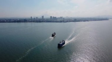 Hava manzaralı siluet iki feribot yelkeni