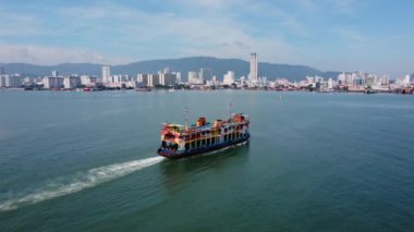 Penang feribotu denizde yüzüyor.