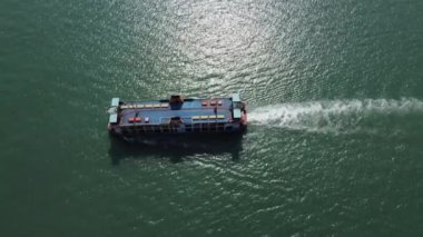 Penang Feribotu, yukarıdan aşağıya doğru hareket ediyor.
