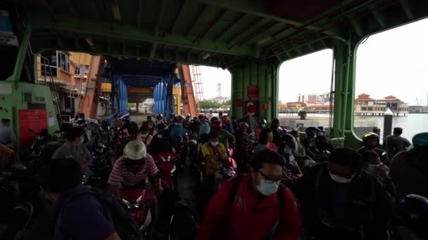Um motociclista local entra na Penang Ferry. Todos usam máscara para proteger do surto — Vídeo de Stock