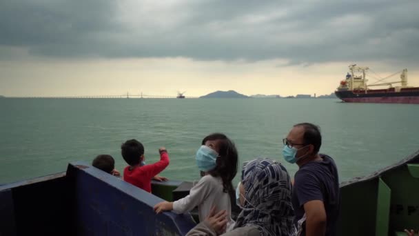 Yüzü maskeli turistler feribotta kalır, manzaranın tadını çıkarırlar. — Stok video