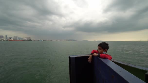 A gyerekek élvezik a kilátás nyílik a tengerre az utolsó nap szolgáltatás — Stock videók